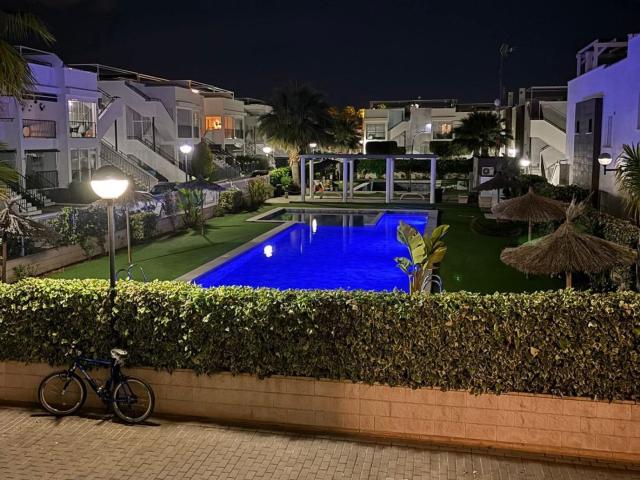 Bonito bungalow en una urbanización cerrada con piscina climatizada