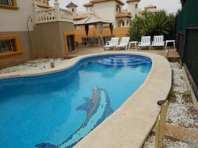 Bonito bungalow planta baja en sotano con piscina privada a 500metros de la playa