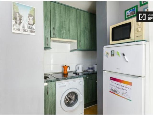 Bonito estudio con balcón en alquiler cerca del metro en Lavapiés