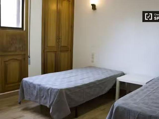 Barato Habitación amueblada en apartamento de 7 dormitorios en.