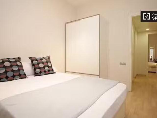 ¡Recién llegado! Habitación amueblada en apartamento de 5 dorm.