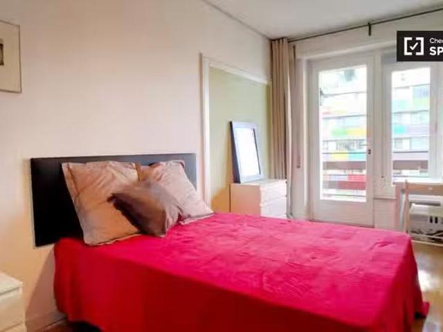 Barato Habitación con balcón en un apartamento de 8 dormitorio.