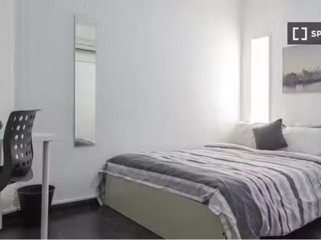 Único Habitación en un piso compartido de 7 habitaciones en Qu.