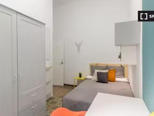 Bonito Habitación en un piso compartido de 9 habitaciones en a.