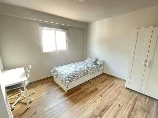 Encantador Habitación en Calle de Antonio Sangenis, Delicias