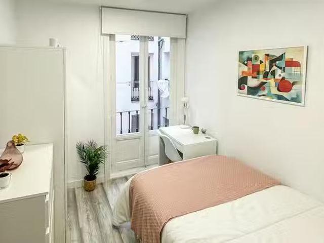 Bonito Habitación en Calle de la Magdalena, Embajadores