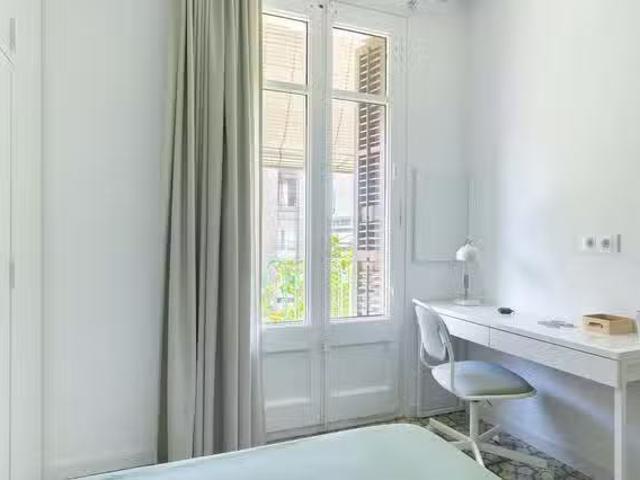 ¡Oferta! Habitación en Carrer de Còrsega