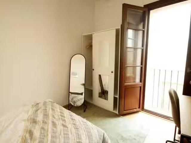 ¡Recién llegado! Habitación en Carrer de Santa Madrona
