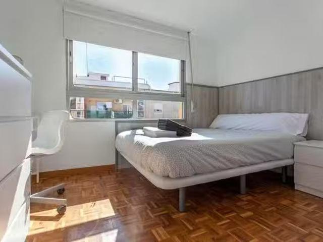 Bonito Habitación en Carrer de Sèneca, L'Amistat