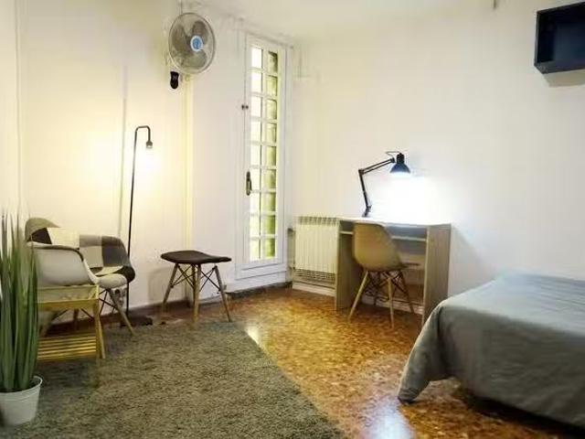 ¡Oferta! Habitación en Carrer de Roger de Llúria, Dreta de l'E.