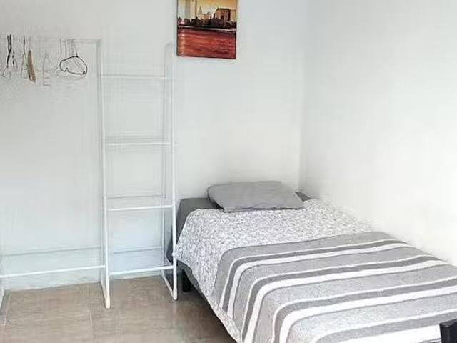 Acogedor Habitación en Carrer del Pintor Pahissa, La Maternita.