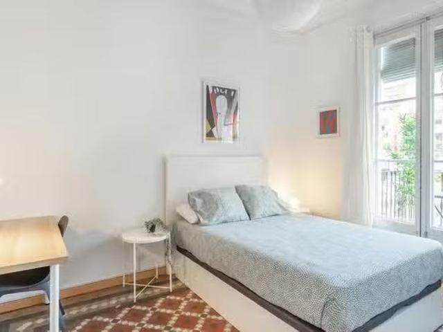¡Recién llegado! Habitación en Carrer del Rosselló, Dreta de l.