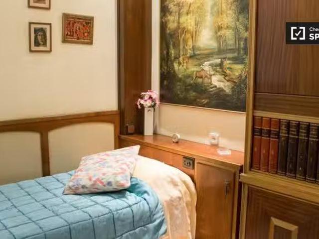 ¡Recién llegado! Habitación en el apartamento de 4 dormitorios.