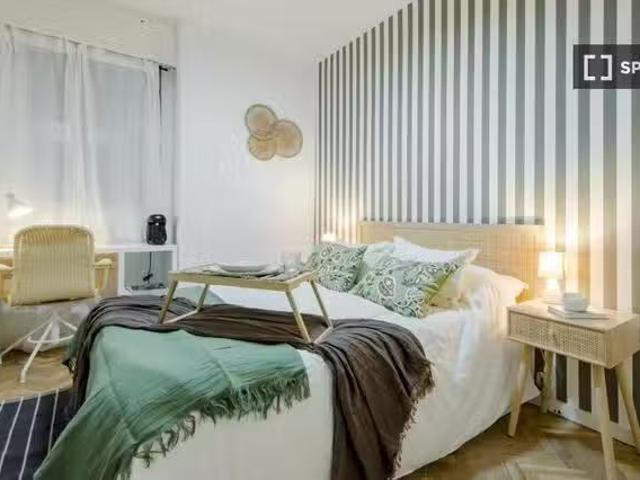 Bonito Habitación en piso compartido en Castillejos, Madrid