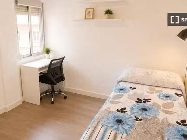 Bonito Habitación en piso compartido en alquiler en Puerta del.
