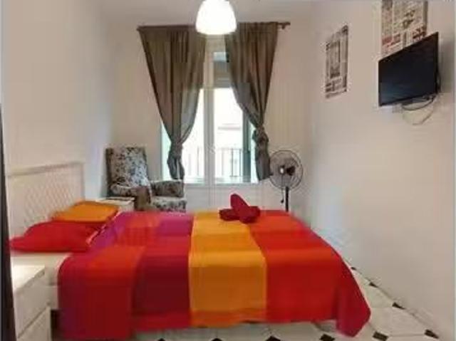 Encantador Se alquila habitación en elegante apartamento de 4.