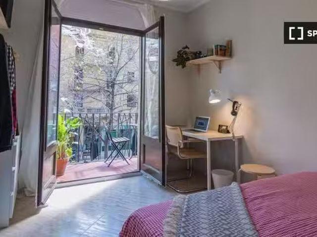 ¡Recién llegado! Se alquila habitación en La Sagrada Familia.