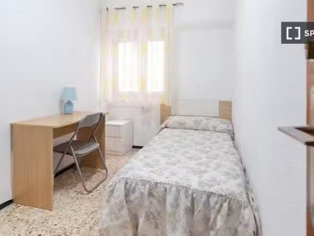 Barato Se alquila habitación en piso compartido de 5 habitacio.