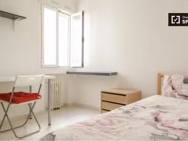 Barato Se alquila habitación en piso compartido de 5 habitacio.