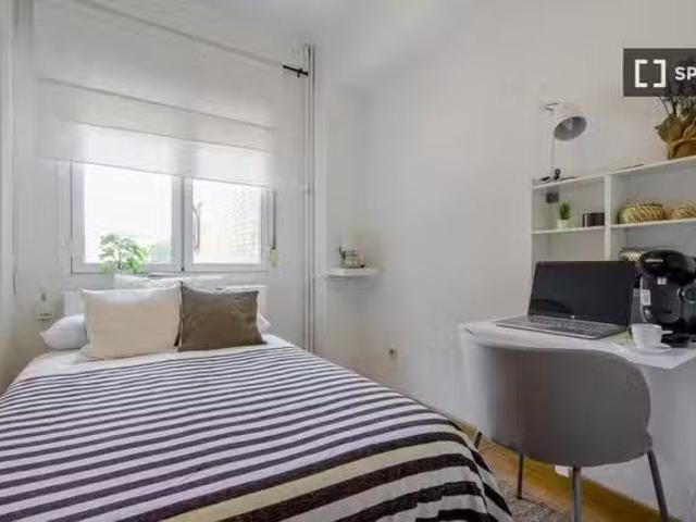 Barato Se alquila habitación en piso de 7 habitaciones en Fuen.