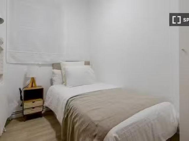 Nuevo Se alquila habitación en piso de 4 dormitorios en Atocha.