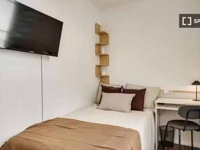 Único Se alquila habitación en piso de 4 dormitorios en Barcel.