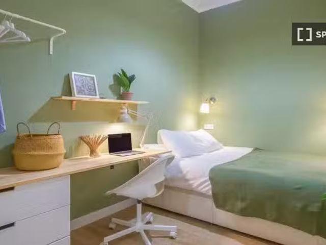 ¡Oferta! Se alquila habitación en piso de 4 dormitorios en Bar.