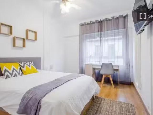 Acogedor Se alquila habitación en piso de 4 dormitorios en Mad.