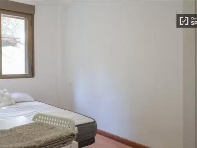 Único Se alquila habitación en piso de 5 dormitorios en La Eli.