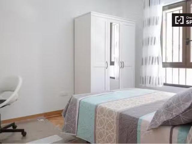 Bonito Se alquila habitación en piso de 9 habitaciones en Numa.