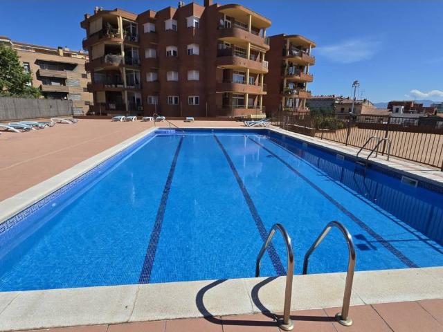 Bonito piso con terraza y piscina comunitaria en Figueres