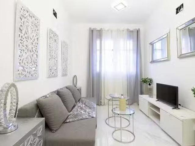 Único Piso de 1 habitación en Avenida del Doctor Federico Rubi.