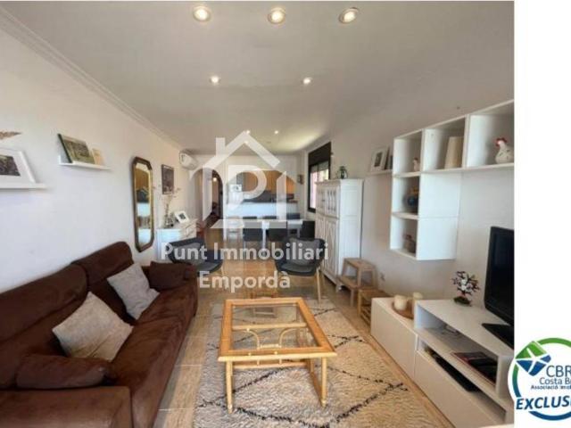 Bonito y moderno apartamento en primera línea de mar, vistas al mar, garaje cerrado, piscina comunitaria