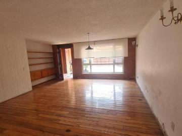 Bonita Casa con amplias estancias, jardín y garage para 3 autos