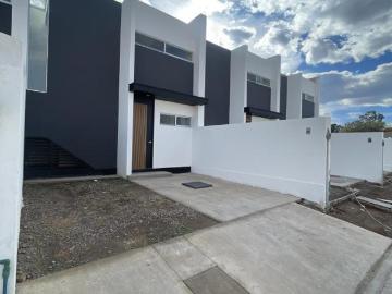 Bonita casa con moderna y excelente iluminación
