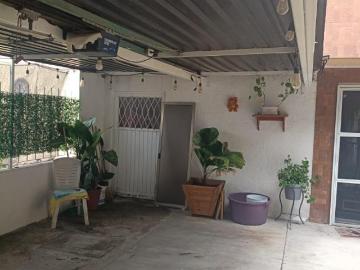 BONITA CASA CON PORTON ELECTRICO