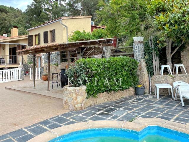 BONITA CASA CON VISTAS DESPEJADAS EN LA ZONA PRIVILEGIADA DE SERRA BRAVA