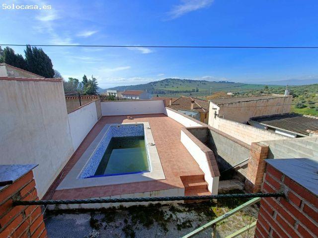 Bonita casa de pueblo con terraza, patio, piscina, cochera y buenas vistas