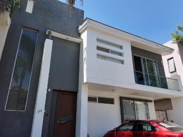 BONITA CASA DE RENTA ESTILO CONTEMPORÁNEO EN FRACC. JARDÍN REAL