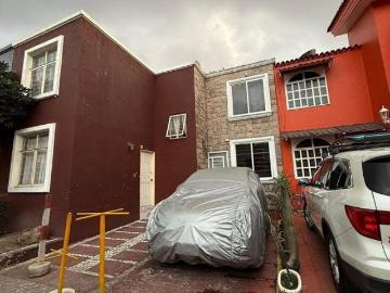 Bonita casa en venta dentro de coto por Isla Raza, Guadalajara