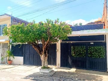 Bonita casa en venta, en zona centro oriente sur, con Amplios espacios de una planta lista para seguir construyendo arriba. $3,150,000 Precio de salida