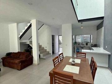 Bonita casa en venta por la Arena Guadalajara