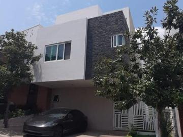 BONITA CASA EN COTO MAGNOLIA EN BOSQUES VALLARTA DE OPORTUNIDAD EN VENTA