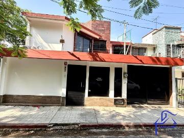 Bonita Casa Frente al Parque, 3 Habitaciones 2 1/2 Baños, Climatizada, en Renta
