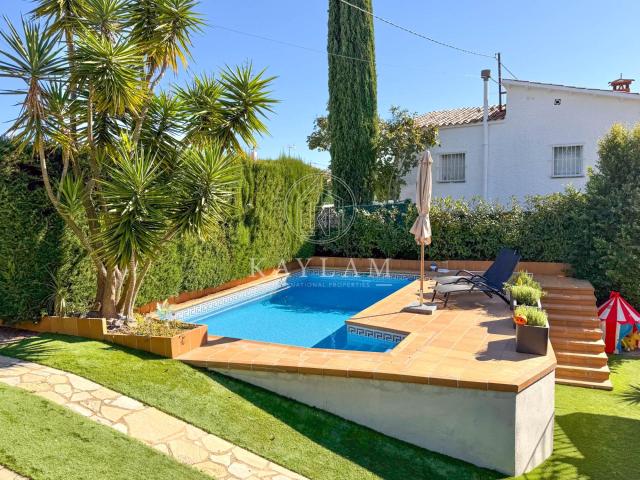 BONITA CASA RECIENTEMENTE RENOVADA CON VISTAS PANORÁMICAS AL MAR Y A LA MONTAÑA