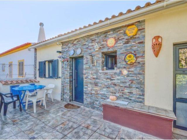 Bonita, Acolhedora casa de campo de 2 + 1 quartos com um jar. 136m² Alcantarilha e pêra