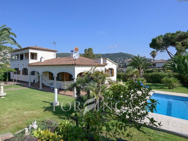 Bonita finca en zona exclusiva con mucha tranquilidad y privacidad cerca de Calonge. Piscina