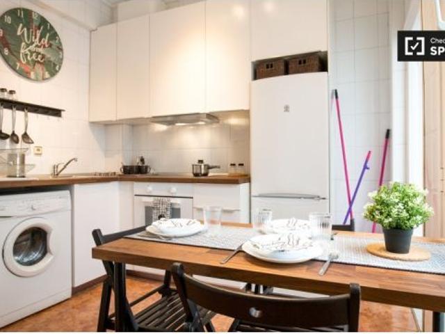 Bonita habitación con calefacción en un apartamento de 4 dormitorios, Indautxu