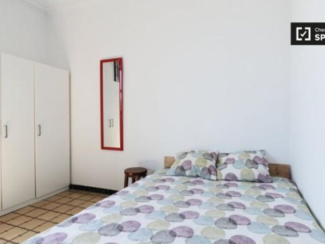 Bonita habitación con cama individual en alquiler en el Eixample