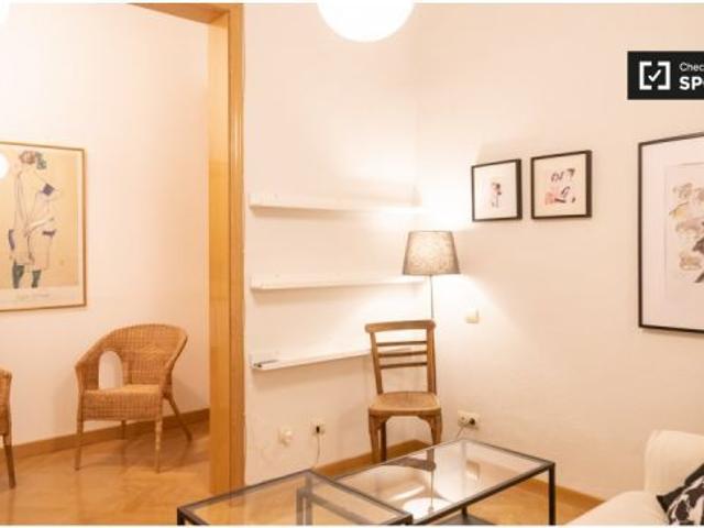 Bonita habitación con cama individual en alquiler en La Latina